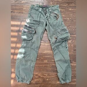 Outdoorsy pants with lots of pockets